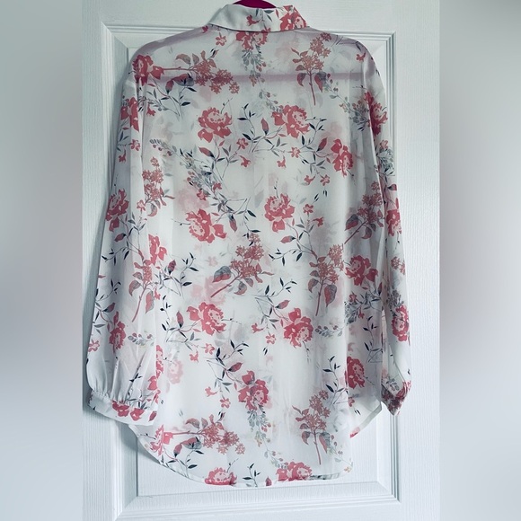 Medium semi sheer EUC blouse - Picture 4 of 6